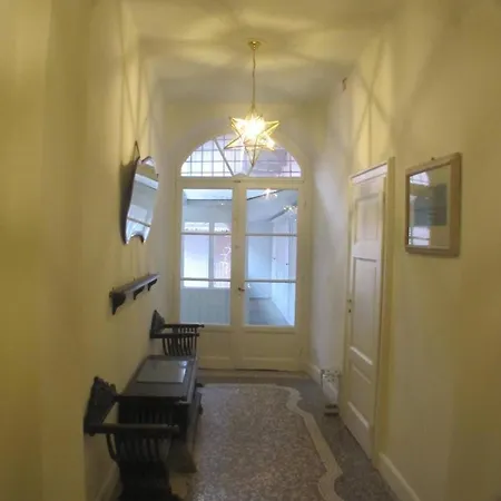 Mit Garten In Einem Alten Haus Apartment